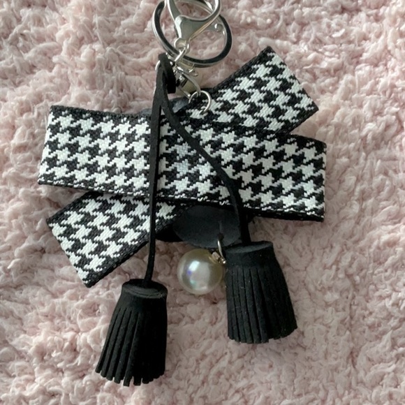 BLACK LEATHER CAMILLA FLOWER W/GINGHAM BOW,TASSELS & PEARLS KEYCHAIN PUR…p - Picture 4 of 4